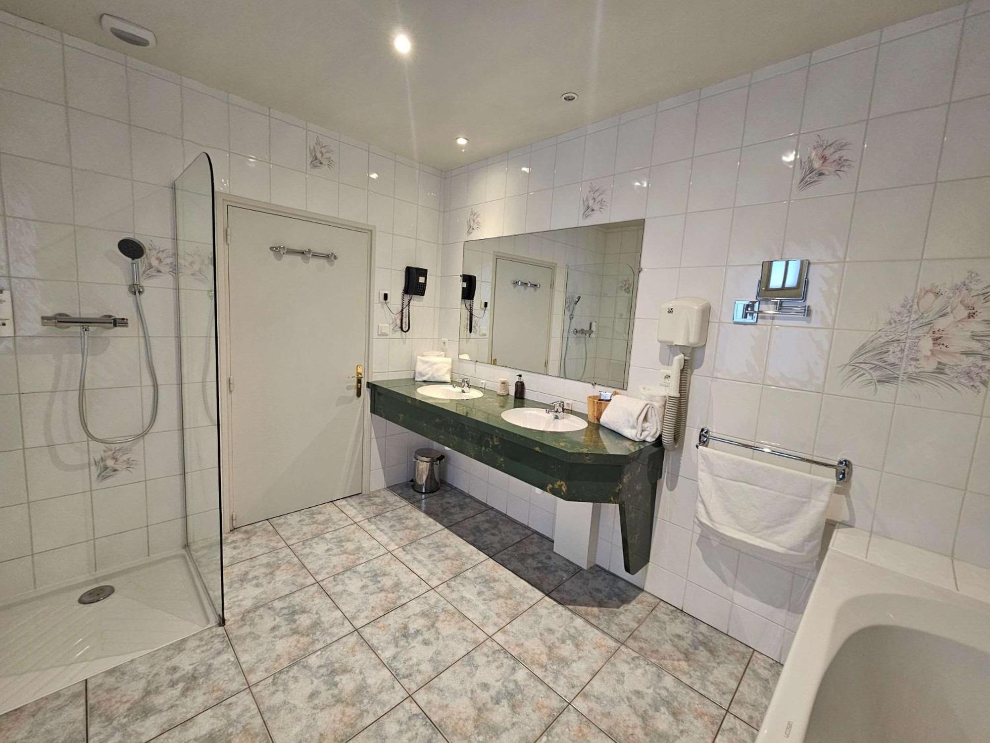 Auberge Du Lac, Sure Hotel Collection By Best Western Mesnil-Saint-Pere Exterior photo