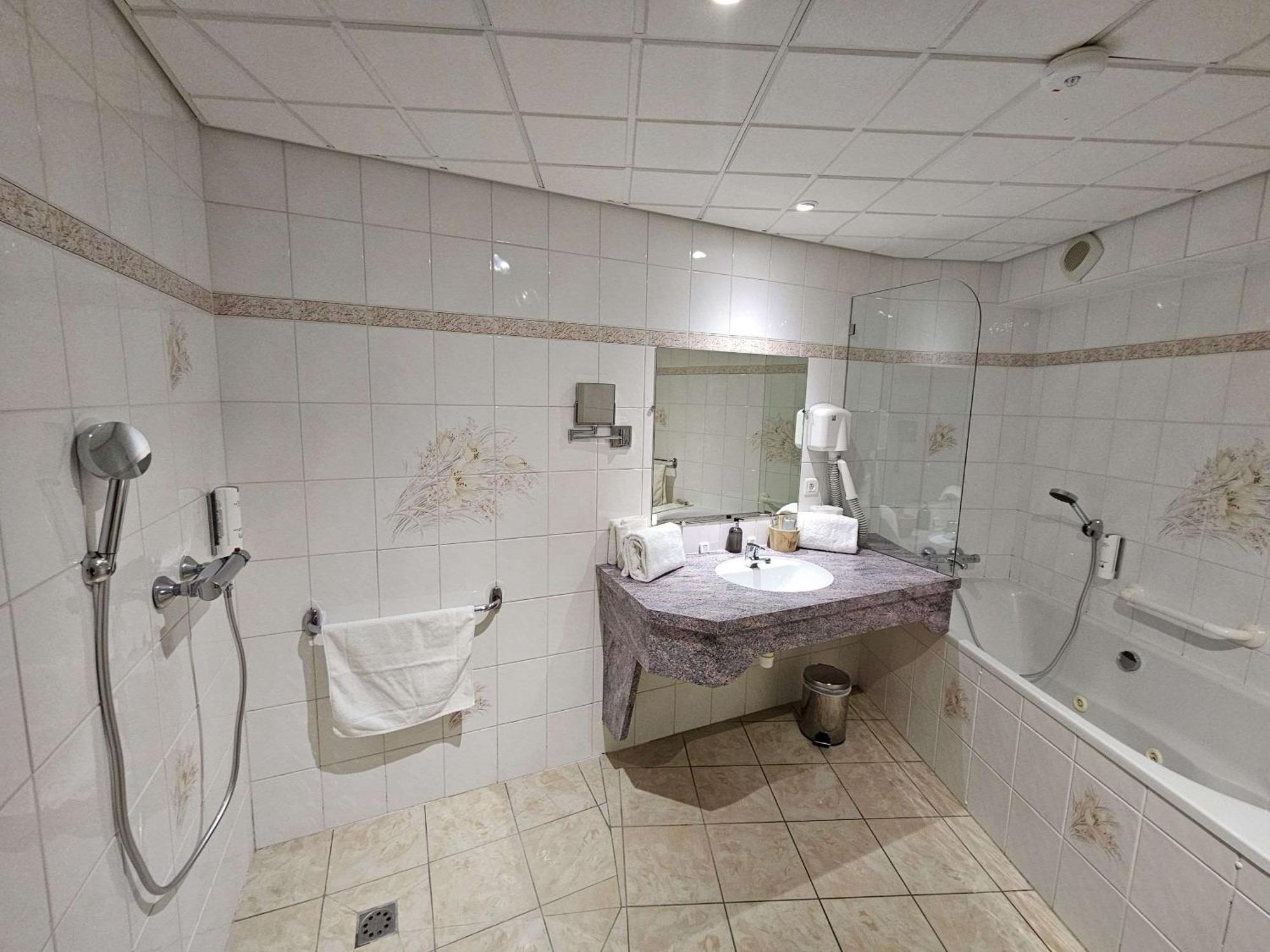 Auberge Du Lac, Sure Hotel Collection By Best Western Mesnil-Saint-Pere Exterior photo